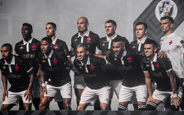 Pemain Vasco da Gama merayakan gol pembuka lewat sundulan, sementara Felipe Coutinho terjatuh dan mendapat perawatan dalam laga melawan Mirassol.