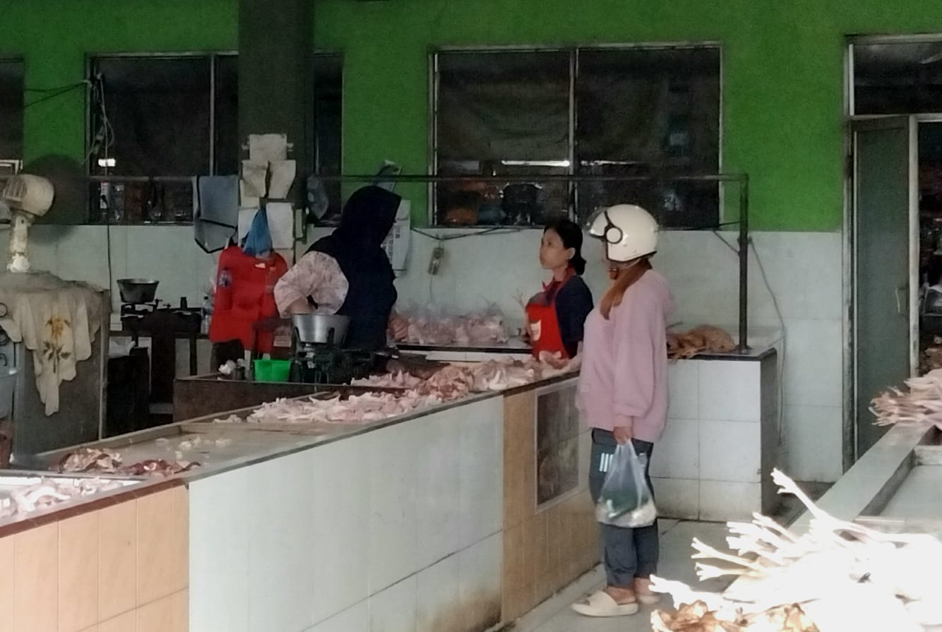 Potret warga sedang membeli daging ayam di Pasar Basah Trenggalek
