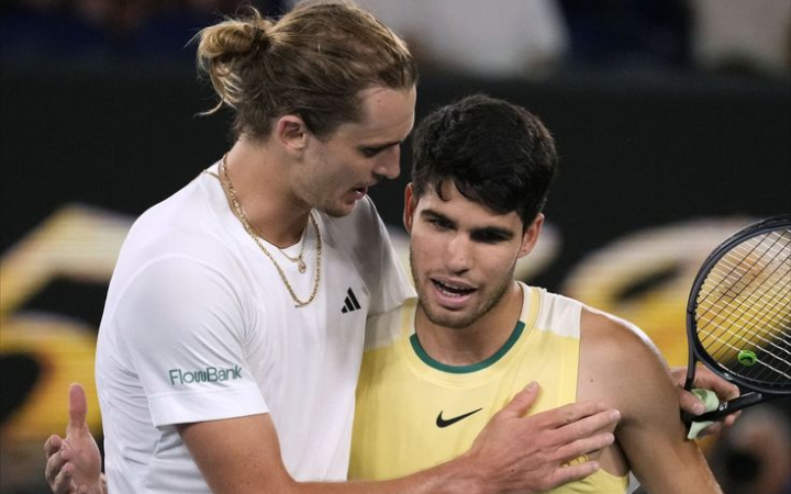 Alexander Zverev dan Carlos Alcaraz terlibat duel sengit pada laga semifinal Australian Open di Melbourne, pertandingan penentuan menuju partai final turnamen Grand Slam awal musim.
