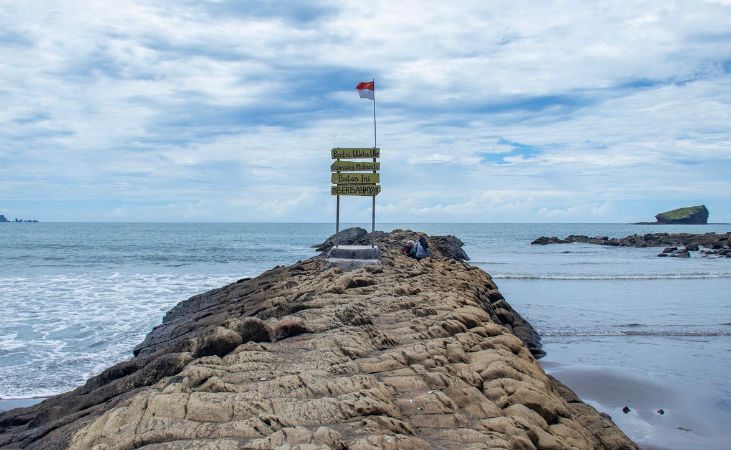 Pantai Watuulo Jember ramai usai Lebaran! Tiket Rp10 ribu, ada batu mirip sisik ular, muara adem, hingga naik kuda Rp20 ribu.