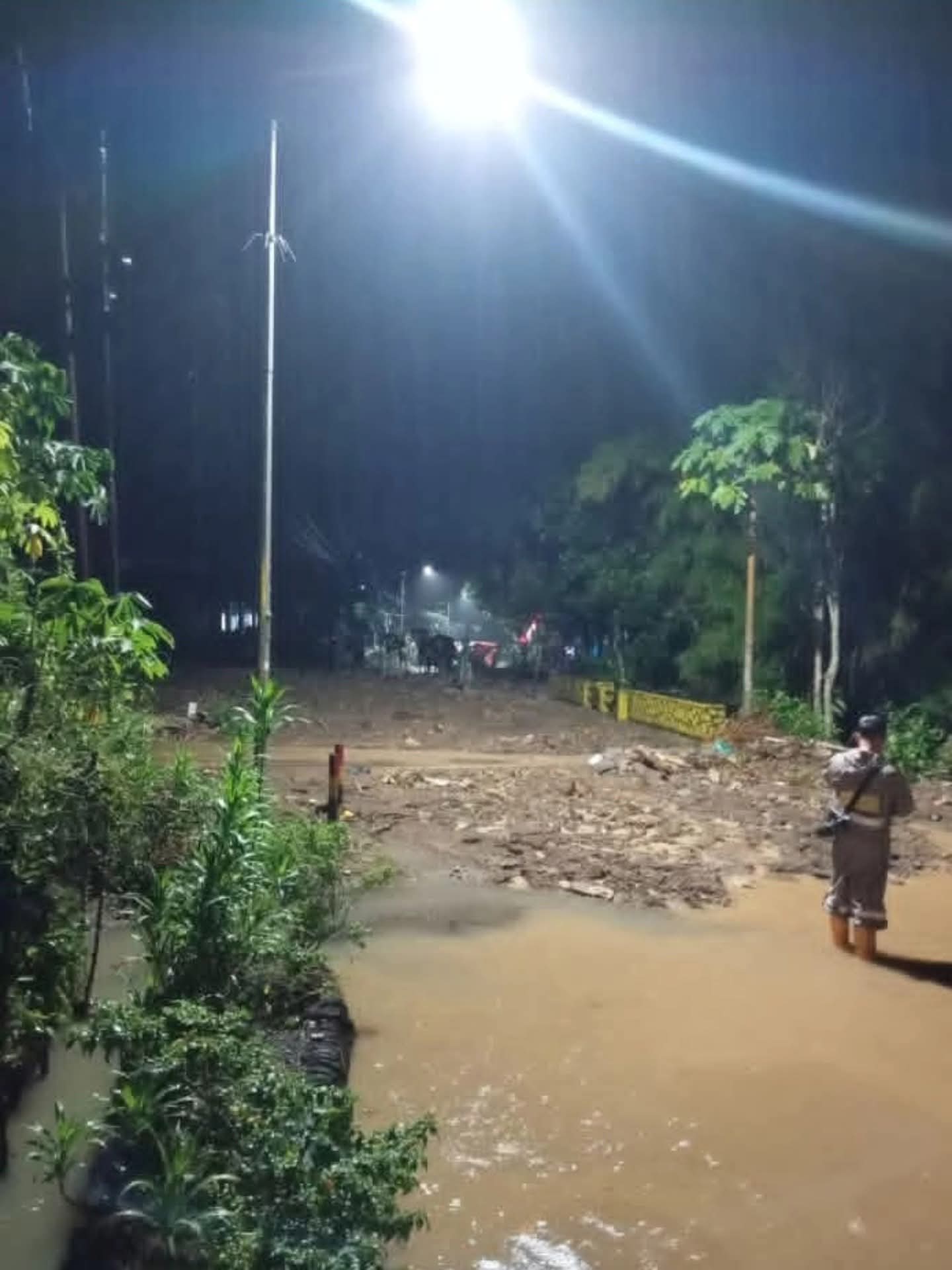 Kondisi jalur Bandung- Prigi di Desa/ Kecamatan Watulimo yang sempat tertutup material longsor, Sabtu (31/1/2026).