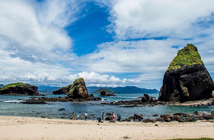 Pantai Papuma Jember makin ramai! Tiket masuk kini Rp12.500, parkir mobil Rp5.000, pasir bersih, ombak besar, bisa sewa perahu.