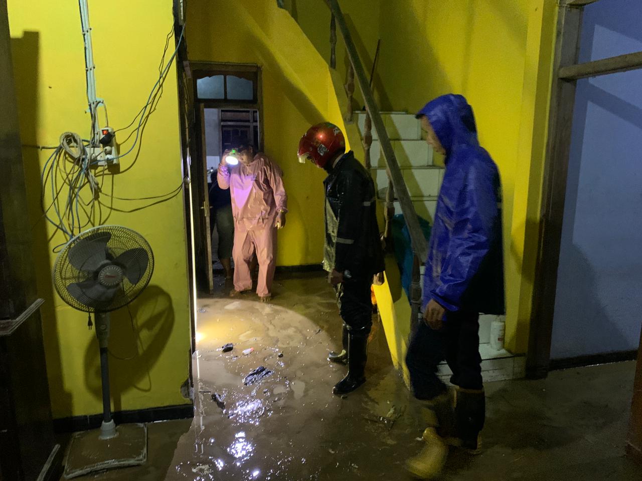 BPBD Trenggalek bersama lintas sektor ketika meninjau banjir luapan yang genangi area Kecamatan Gandusari dan Kampak, Jumat (30/1/2026) malam.