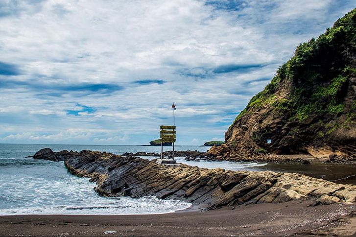 Wisata Pantai Watu Ulo Jember ramai saat weekend. Tiket Rp10 ribu, ada muara dangkal buat anak main air, tapi ombaknya besar!