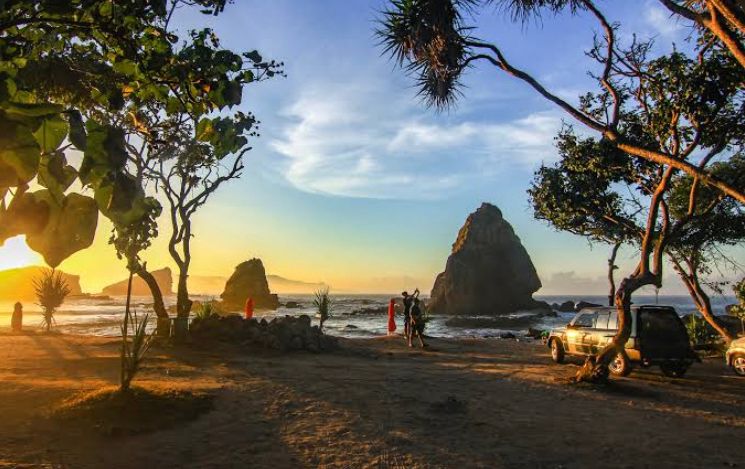 Pantai Papuma Jember punya pasir putih, Siti Hinggil, vihara, dan spot biota laut saat surut. Tiket Rp25.000, parkir motor Rp5.000.