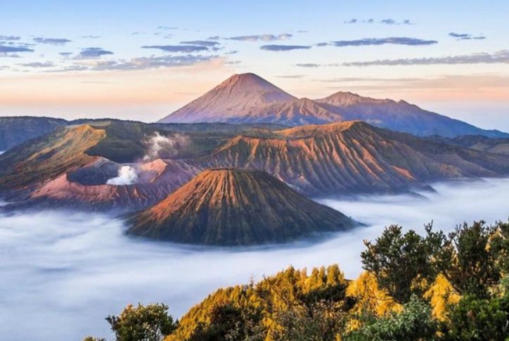 27 gunung di Jawa Timur lengkap lokasi dan ketinggian, dari Semeru 3.676 mdpl sampai Raung. Cek daftar sebelum mendaki!