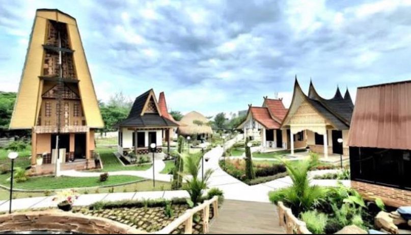 Taman Bhineka Surabaya lagi hits! Mirip TMII, ada rumah adat se-Indonesia, miniatur rumah ibadah, HTM gratis saat soft opening.