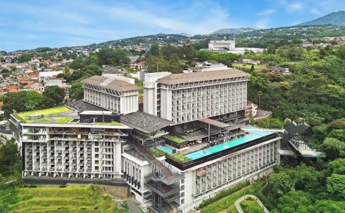 Hotel The Gaya Bandung menawarkan view perbukitan, kolam renang luas, gym, spa, hingga taman jogging. Cocok buat staycation!