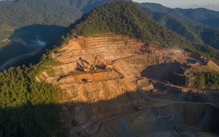 Tambang emas Freeport di Papua menyimpan cadangan 2,65 miliar ton dan jadi penopang ekonomi nasional sekaligus tantangan lingkungan.