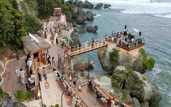 On The Rock Jogja viral di Gunung Kidul! HTM Rp40 ribu, vibes mirip Bali, spot sunset di atas karang, ada gelato, resto, kafe.