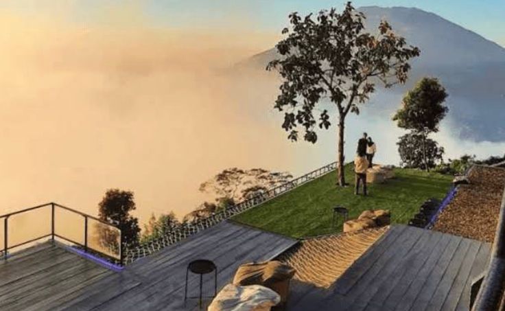 Gunung Telomoyo Magelang punya spot sunrise favorit Triangle Sky! Simak rincian tiket masuk, biaya Triangle Sky, dan paket Jeep mulai Rp400 ribu.