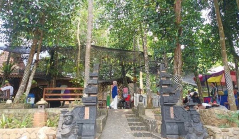 Wisata Kampung Kita Cisaat Bekasi tiket masuk Rp8.000! Ada waterpark, flying fox Rp20 ribu, penginapan Rp600 ribuan, spot sawah.
