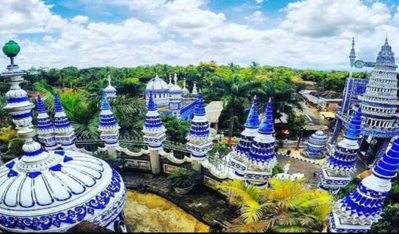 10 masjid terindah dan unik di Indonesia: dari Masjid Kubah Emas Depok hingga Masjid 99 Kubah Makassar, destinasi wisata religi wajib.