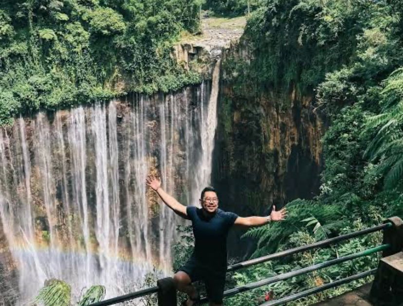 Tumpak Sewu Jawa Timur viral! Mama Bocil bongkar jalur turun terjal dan licin, ada sewa sepatu, ojek motor, dan suvenir murah.