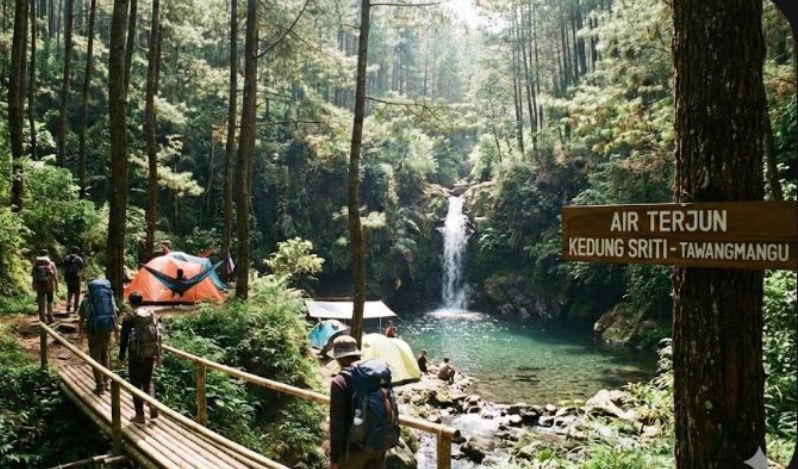 Air Terjun Kedung Sriti Tawangmangu Karanganyar viral! Trekking 30 menit, suasana sepi, air jernih, cocok healing dan camping.