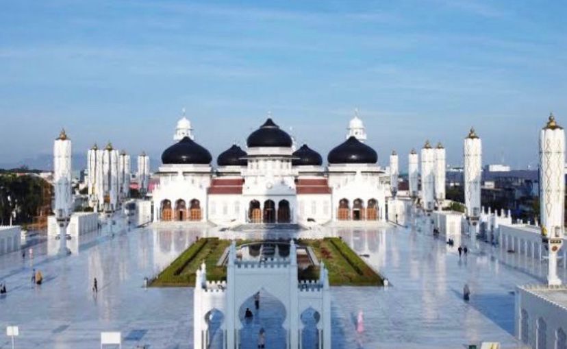7 masjid terbesar dan terindah di Indonesia: dari Masjid Tiban Malang hingga Masjid Raya Syekh Zayed Solo, destinasi wisata religi wajib.