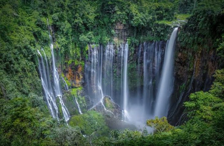 Air Terjun Tumpak Sewu viral! Tinggi 120 meter di Lumajang-Malang, tiket murah, jalur turun ekstrem tapi view bawahnya spektakuler.
