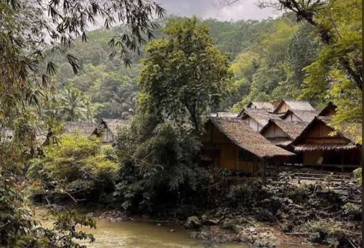 Viral Kampung Burat Ngawi di lereng Gunung Lawu: akses sempit dekat jurang, tapi kampung asri bak vila, air jernih melimpah!
