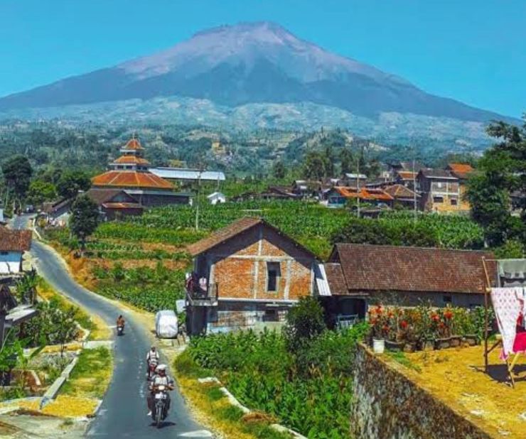 New Selo Boyolali viral! Spot sunrise di antara Merapi-Merbabu, bisa lihat Sumbing, Sindoro, Prau, hingga Dieng saat cerah.
