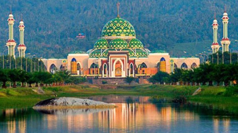 7 masjid terindah dan terunik di Indonesia: dari Masjid Atahir Depok hingga Masjid Raya Sumatera Barat, destinasi wisata religi wajib.