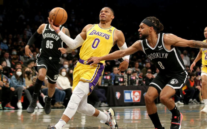 LeBron James memimpin Los Angeles Lakers tampil dominan dengan permainan cepat, assist cerdas, dan dunk spektakuler saat menghadapi Brooklyn Nets.