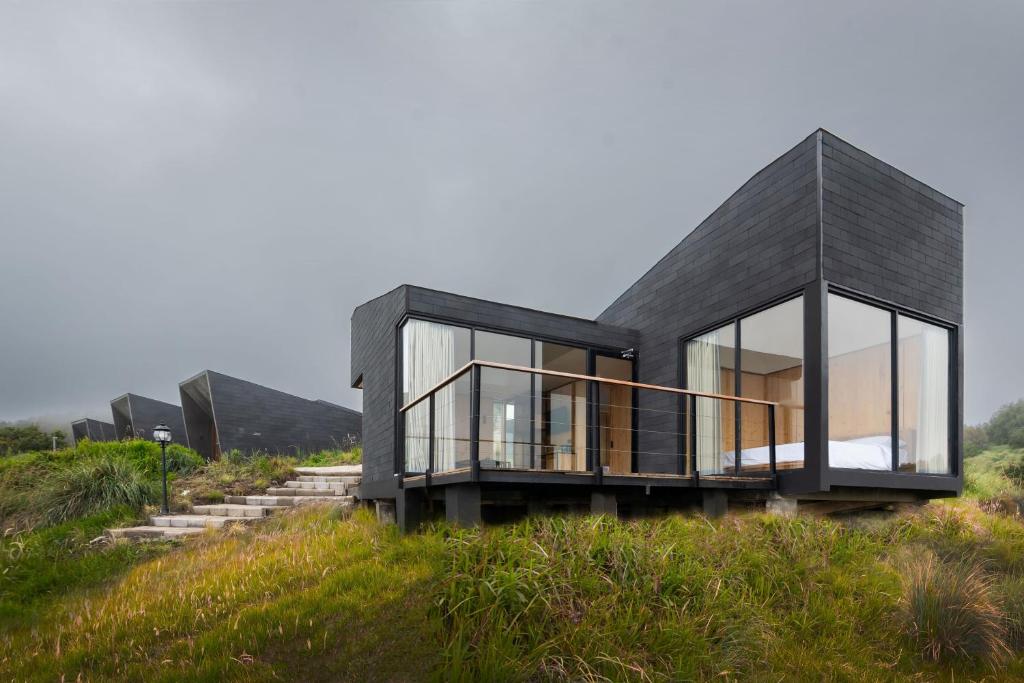 ARTOTEL Cabin Bromo menawarkan kabin nyaman di ketinggian 2.200 mdpl dengan view langsung kawah Gunung Bromo dan Pasir Berbisik.