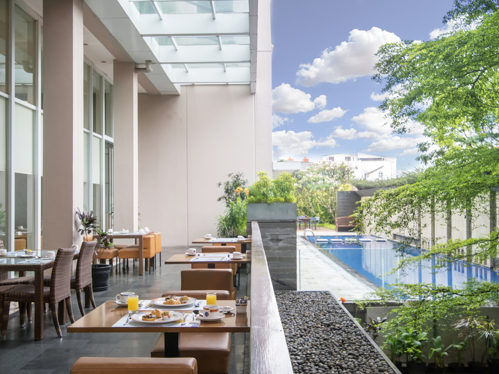 Hotel rekomendasi Bandung dari staycation modern hingga premium: Ves Urban Style L Royal, Sensa, Yellow Pascal, The Java, dan Novotel.