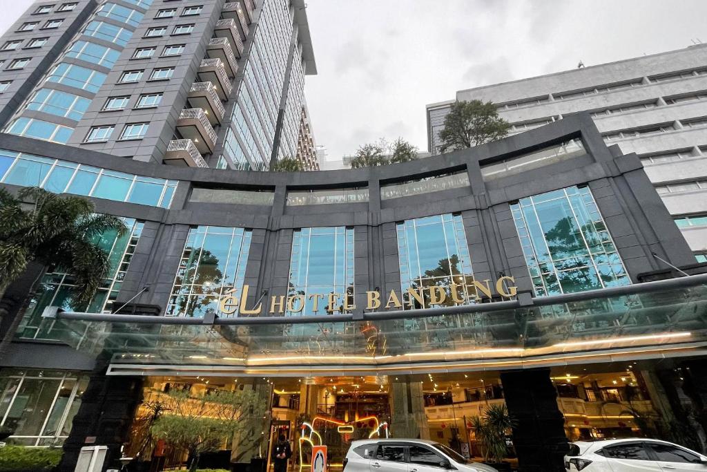 Review EL Hotel Bandung, hotel dekat Braga dengan kolam renang air hangat, kamar loft, dan sarapan variatif.
