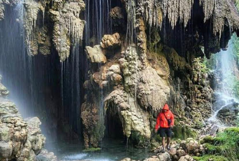 Goa Tetes Lumajang, destinasi lanjutan Tumpak Sewu dengan jalur basah-basahan, air terjun eksotis, dan gua karst yang menawan.