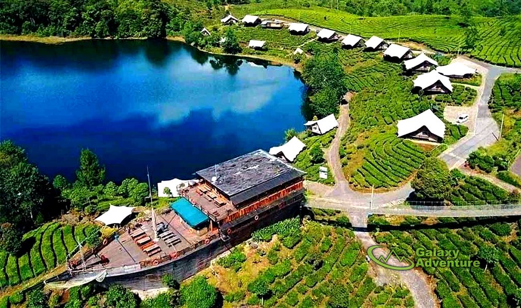 Ini 10 rekomendasi glamping Bandung terbaik di Ciwidey dan Lembang dengan pemandangan alam, tenda modern, privasi, dan fasilitas seru.