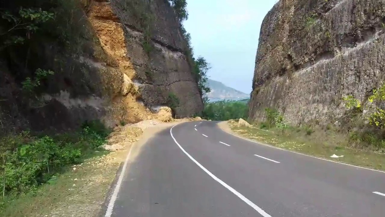 Jalur Trenggalek&ndash;Pacitan via selatan tawarkan rute berkelok, hutan pinus, dan akses Pantai Genting yang masih sepi.