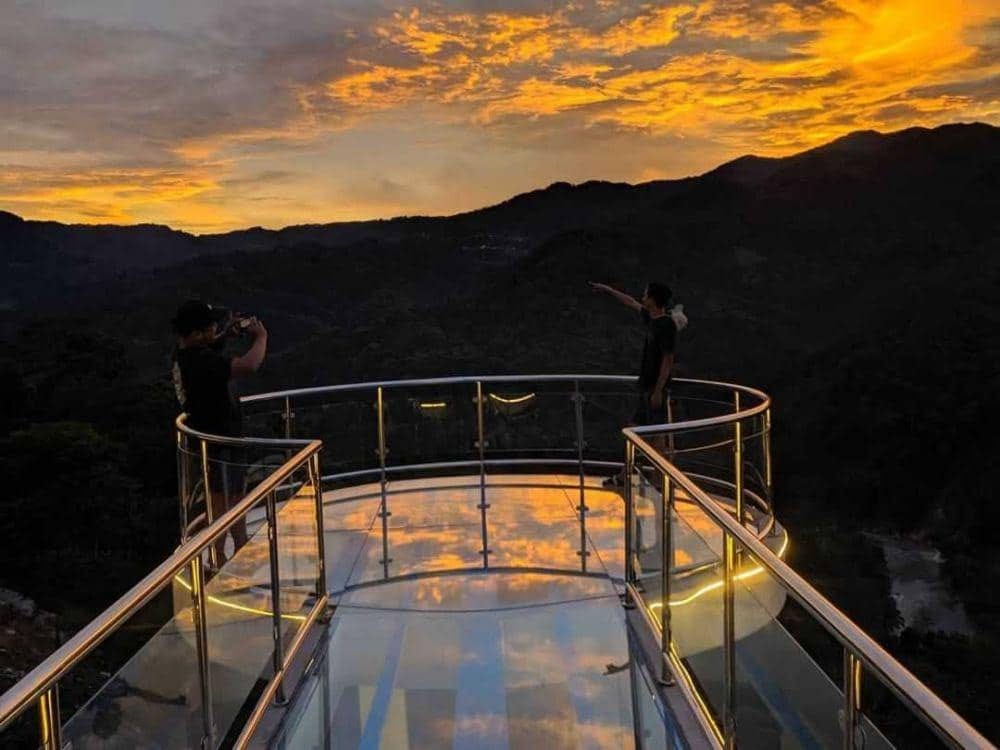 Wisata jembatan kaca Lebak Banten viral, uji nyali di atas tebing dengan panorama negeri di atas awan, tiket masuk hanya Rp8.000.
