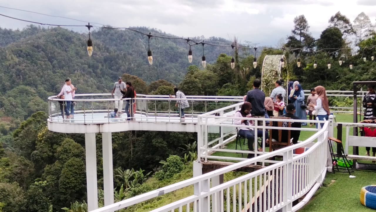 Jembatan kaca Lereng Cibolang Lebak Banten viral, tiket Rp8.000, uji nyali di atas tebing dengan panorama perbukitan indah.