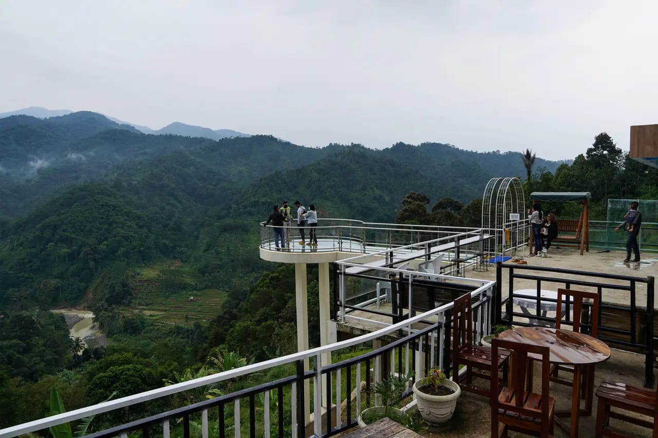 Wisata alam Lereng Cibolang Lebak cocok untuk touring motor, jalur menantang, kolam renang pegunungan, dan spot jembatan kaca.