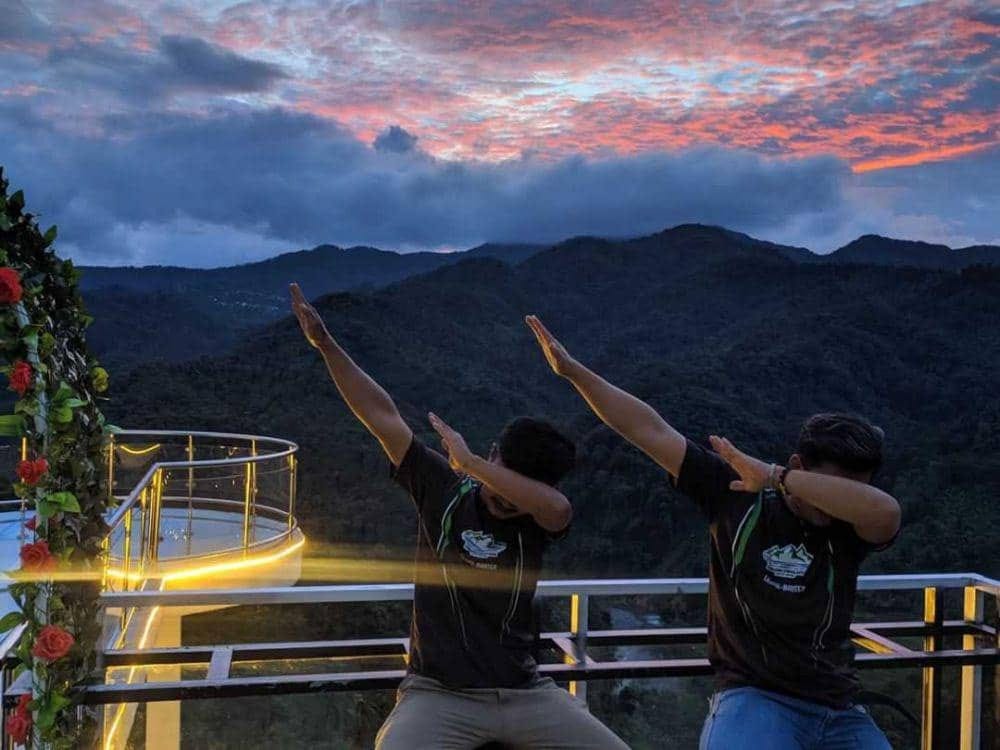 Jembatan kaca Lereng Cibolang Lebak Banten tawarkan sensasi adrenalin di atas tebing, panorama awan dan sunset, tiket masuk Rp8.000.
