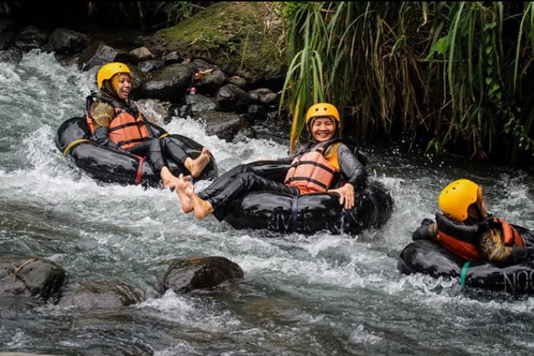 New River Moon Klaten hadir sebagai wisata gratis HTM dekat Jogja dengan river tubing, resto alam, dan suasana asri ramah keluarga.