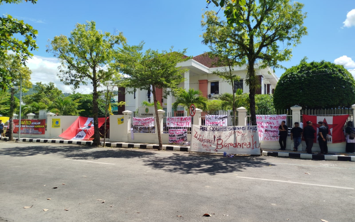 TERUS KAWAL: Spanduk GMNI yang dipasang pada pagar depan PN Trenggalek guna menyuarakan aspirasi, Rabu (4/2).