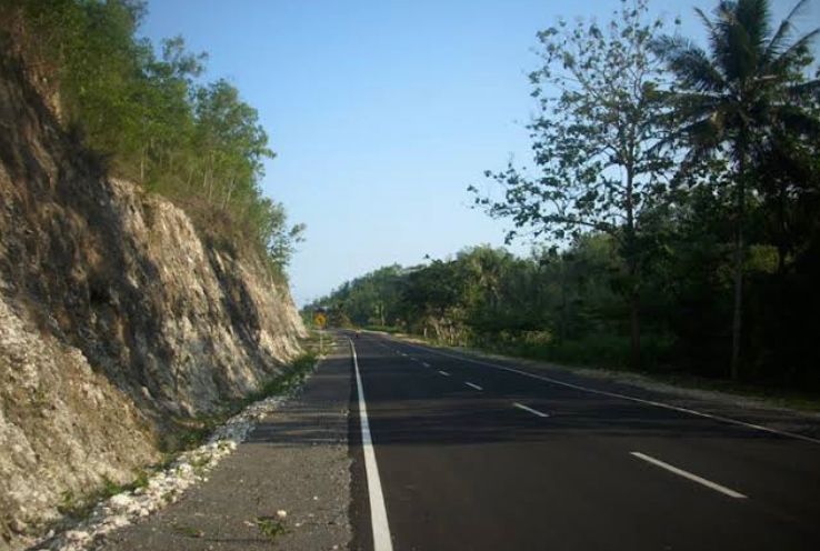 JJLS Gunung Kidul jadi jalur healing favorit dengan panorama karst dan pantai selatan. Aspal mulus, cocok wisata hingga mudik.