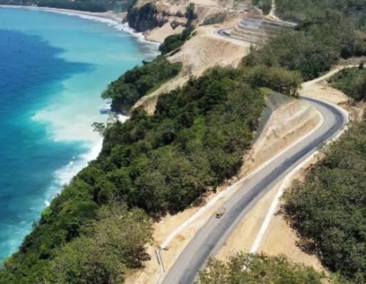 JLS Blitar&ndash;Tulungagung macet total di Puncak Gayasan saat hujan deras, Minggu sore. Wisatawan tetap memadati jalur ini.