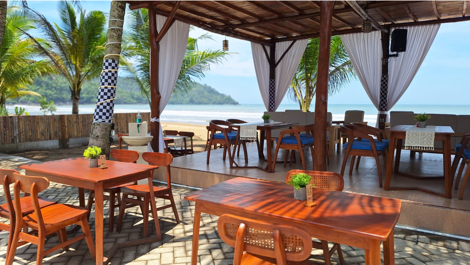 Omah Blado Resort jadi glamping tepi Pantai Blado Munjungan, Trenggalek, dengan desain estetik dan tarif terjangkau mulai Rp300 ribuan.