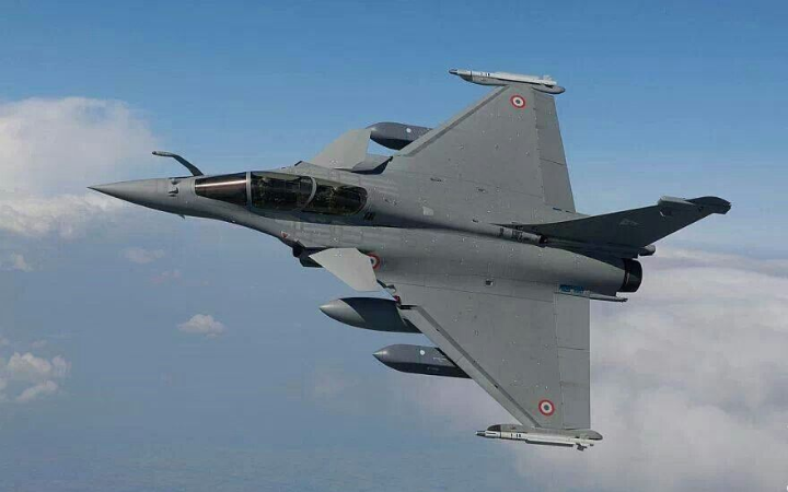 Jet tempur Rafale TNI AU bersiaga di pangkalan udara, membawa rudal Meteor, SCALP EG, dan Exocet untuk menjaga Natuna, Ambalat, dan Selat Malaka.