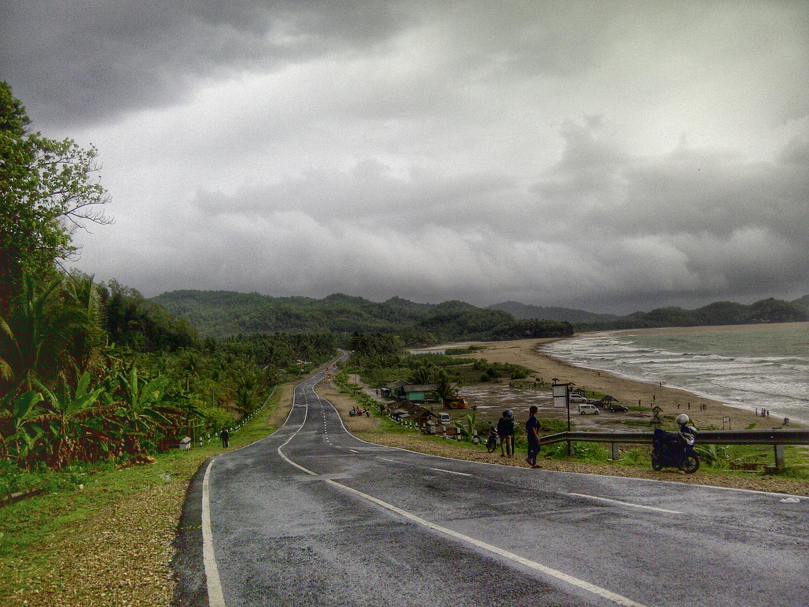 Kondisi JLS Pacitan&ndash;Trenggalek terbaru: jalan mulus, pemandangan laut, akses wisata Pantai Soge dan spot menarik sepanjang rute.
