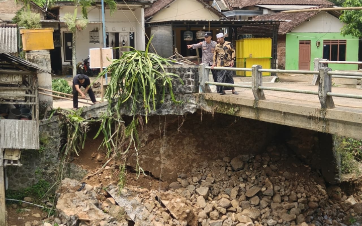 VITAL: Tampak kondisi jembatan di Desa Ngrencak, Kecamatan Panggul, yang tak mampu tahan aliran sungai.