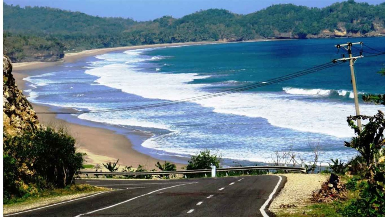Jalur Lintas Selatan Pacitan&ndash;Trenggalek via Sudimoro&ndash;Panggul jadi rute riding favorit dengan panorama laut, hutan, dan perbukitan karst.