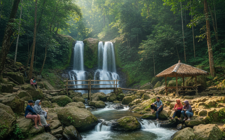 Air Terjun Jagir Banyuwangi viral di YouTube, tiket cuma Rp5.000, air jernih, ada tiga waterfall dan jalur trekking curam.