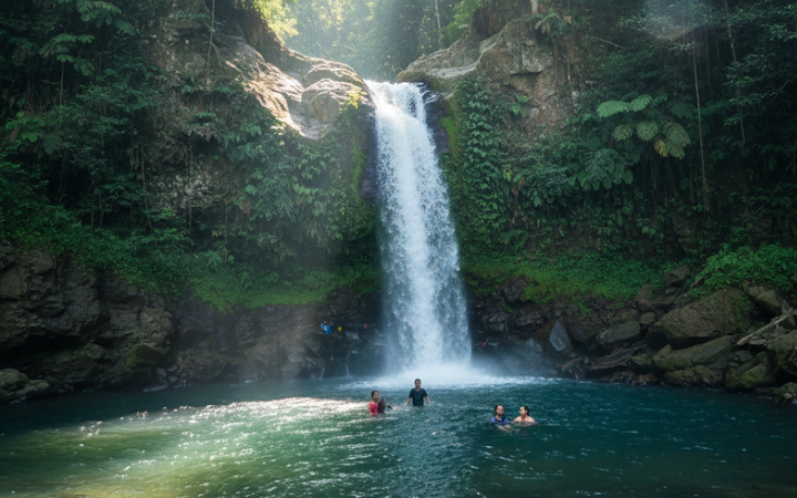 Air Terjun Jagir Banyuwangi menawarkan air super jernih, lokasi dekat kota, dan suasana sejuk yang cocok untuk relaksasi wisata alam.
