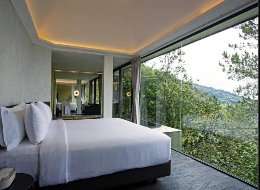 Mahad Meru Resort Puncak Bogor hadirkan vila mewah 1.500 mdpl dengan private jacuzzi, rooftop, dan view Gunung Salak yang memukau.