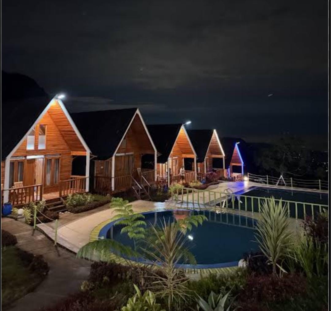 Kanawa Villa Puncak Dua Bogor hadirkan penginapan ala Dieng dengan kolam renang, balkon perbukitan, dan panorama city light menawan.