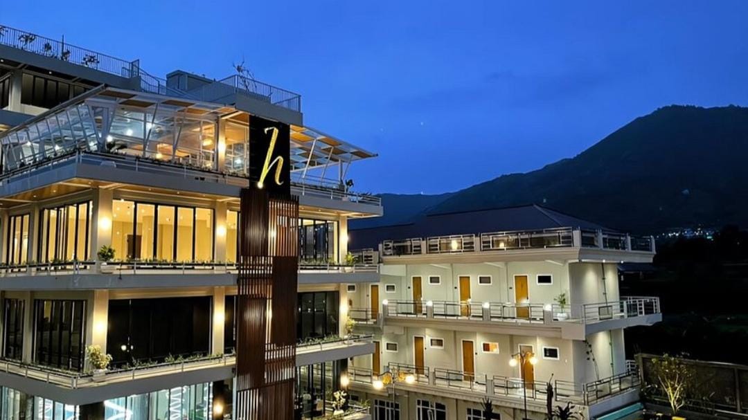 Rekomendasi 5 penginapan terbaik di Dieng dengan view pegunungan, fasilitas lengkap, dan harga terjangkau, dari resort mewah hingga glamping viral.