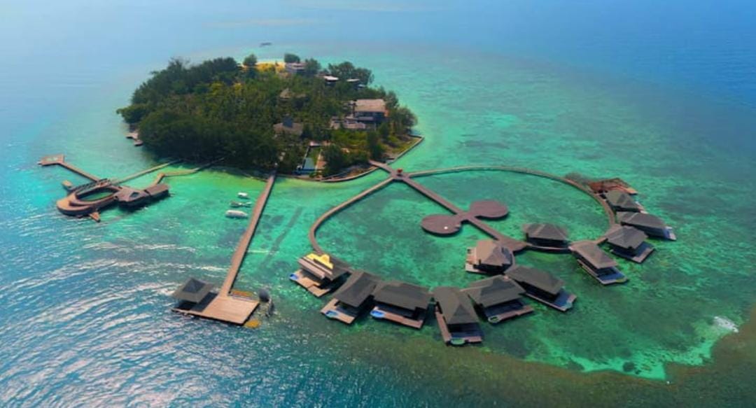 Review Grand Mega Diving Resort Karimunjawa, penginapan ala Maladewa dengan vila overwater, snorkeling, dan fasilitas wisata bahari premium.